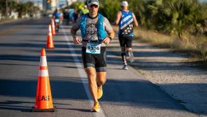Un atleta de su grupo de edad corre el maratón del IRONMAN Florida 2025 el 1 de noviembre de 2025 en Panama City Beach, Florida.