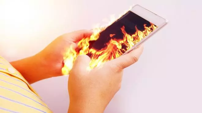 Un virus puede hacer que tu teléfono móvil salga ardiendo mientras lo cargas