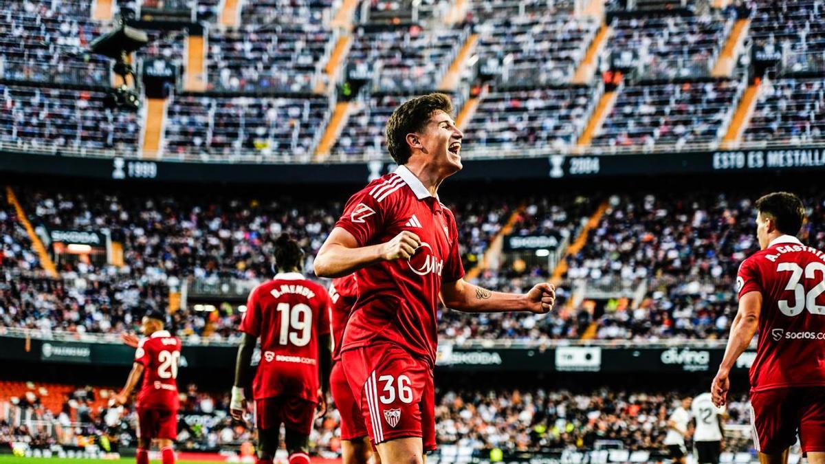 Oso celebra el gol del Sevilla en Mestalla ante el Valencia