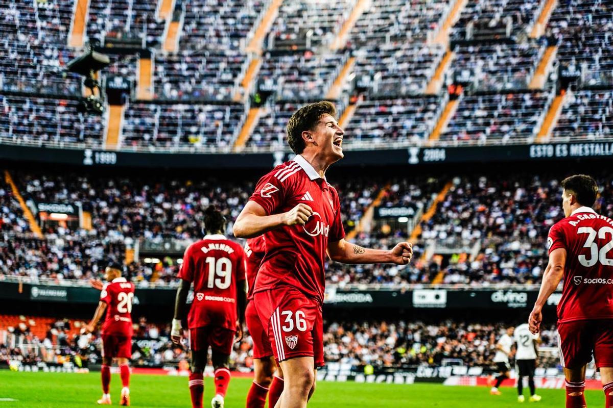 Oso celebra el gol del Sevilla en Mestalla ante el Valencia