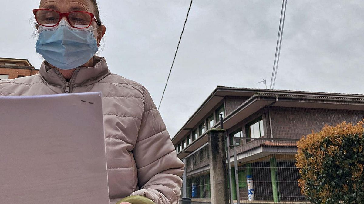 Carmen Cabo observa varias actas sobre el caso de su nieto, junto al colegio El Coto. | C. M. B.