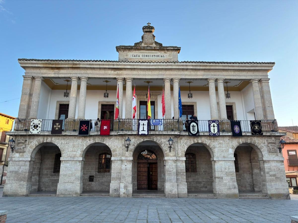 Reposteros de las cofradías de Semana Santa en el Ayuntamiento de Toro