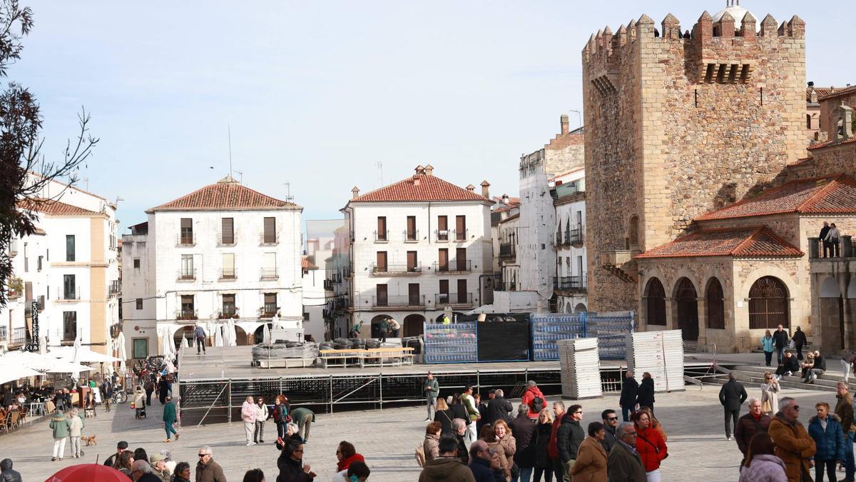 Sábado, 22 de noviembre de 2025: Montaje de la pista de hielo en Cáceres