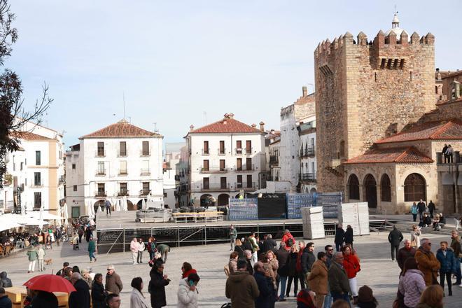 Así avanza el montaje de la pista de hielo en Cáceres