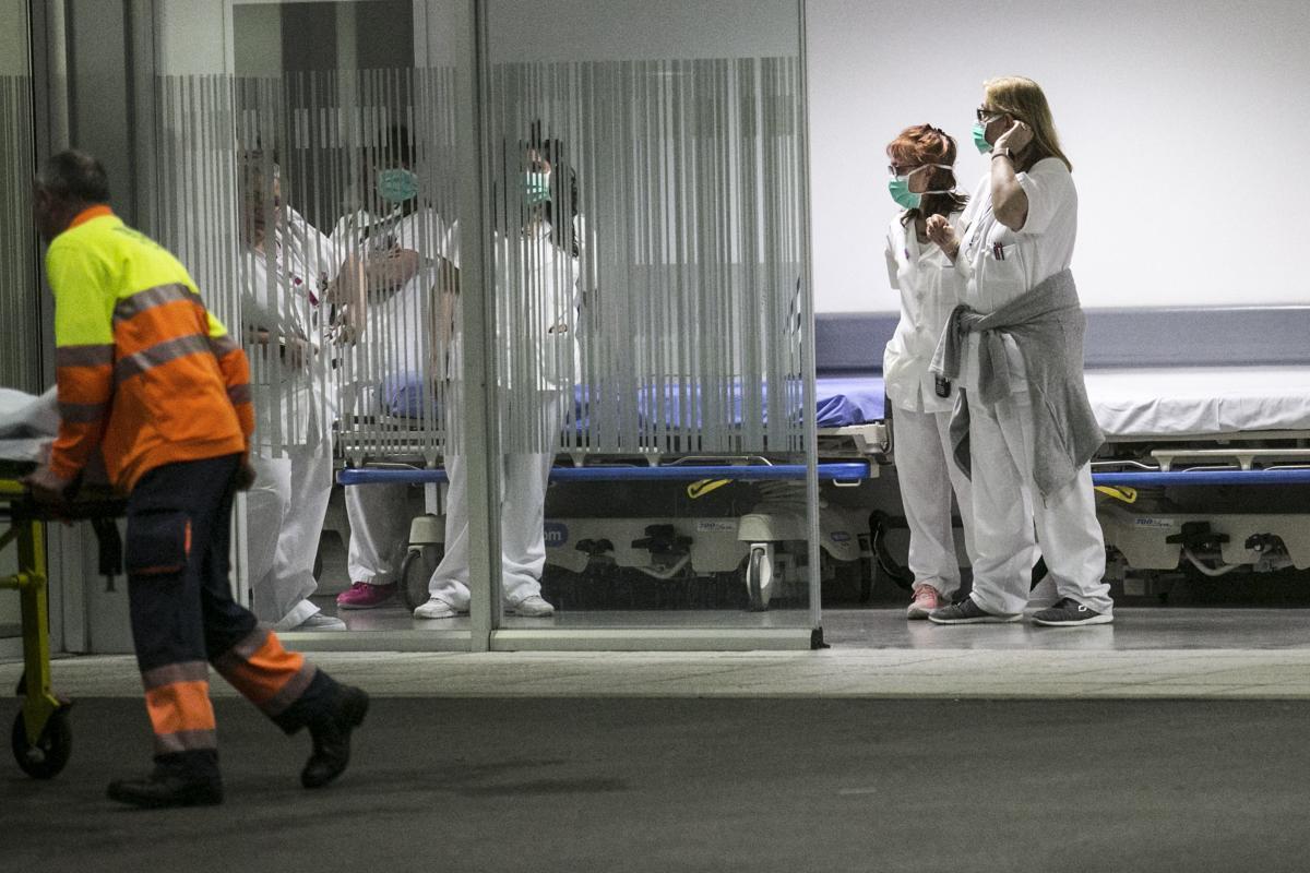 Ingresan a la fuerza en el HUCA a un hombre sospechoso de estar contagiado