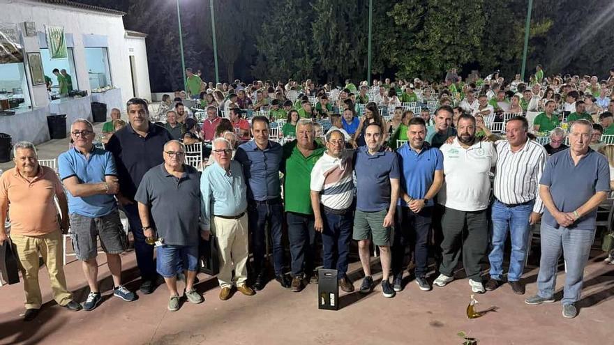 La peña del Córdoba CF de Llano del Espinar reúne a más de media localidad en una multitudinaria cena de convivencia