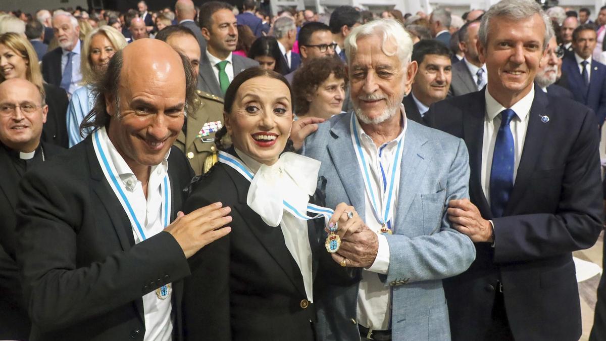 Carlos Núñez, Luz Casal e Juan Pardo, Medalla de Galicia 2023, xunto ao presidente da Xunta