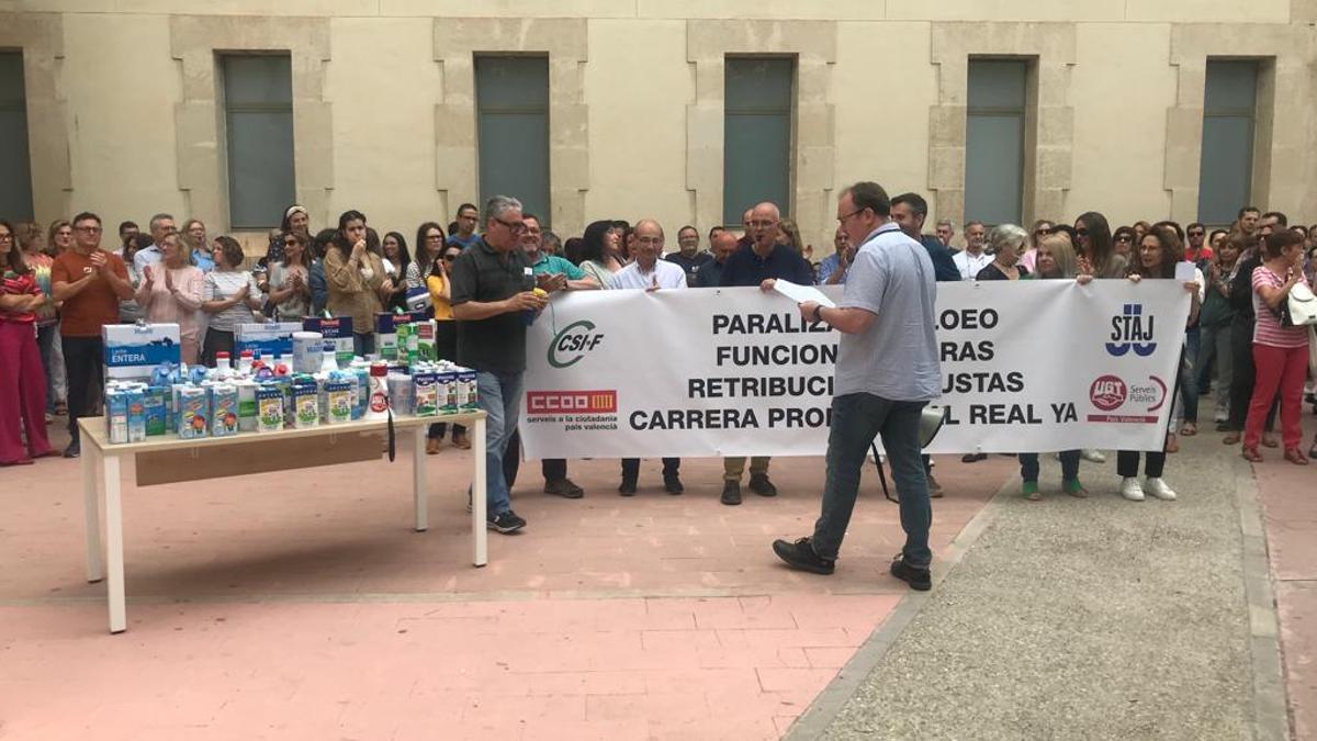 Protesta en Alicante con recogida de leche para donar a Cruz Roja.