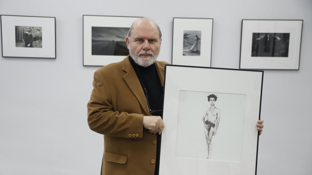 El presidente de la Asociación Fotográfica Cordobesa (Afoco), impulsor de la iniciativa, junto a una de las fotografías de la exposición