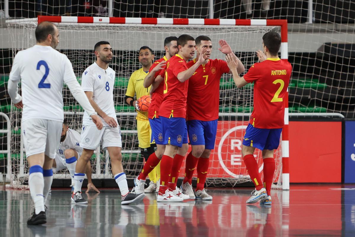 Celebración de uno de los goles en el España-Chipre de fútbol sala en Cáceres.