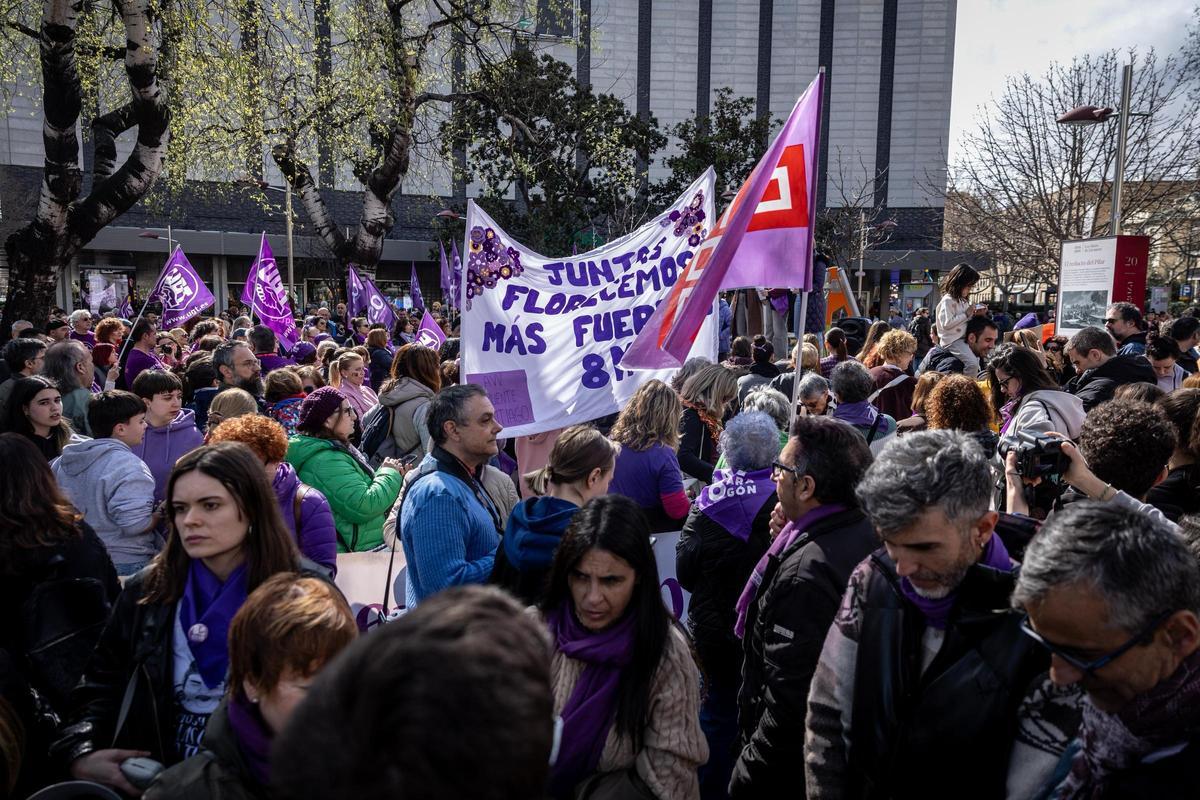 En imágenes | La marea feminista viste de morado el centro de Zaragoza por el 8M