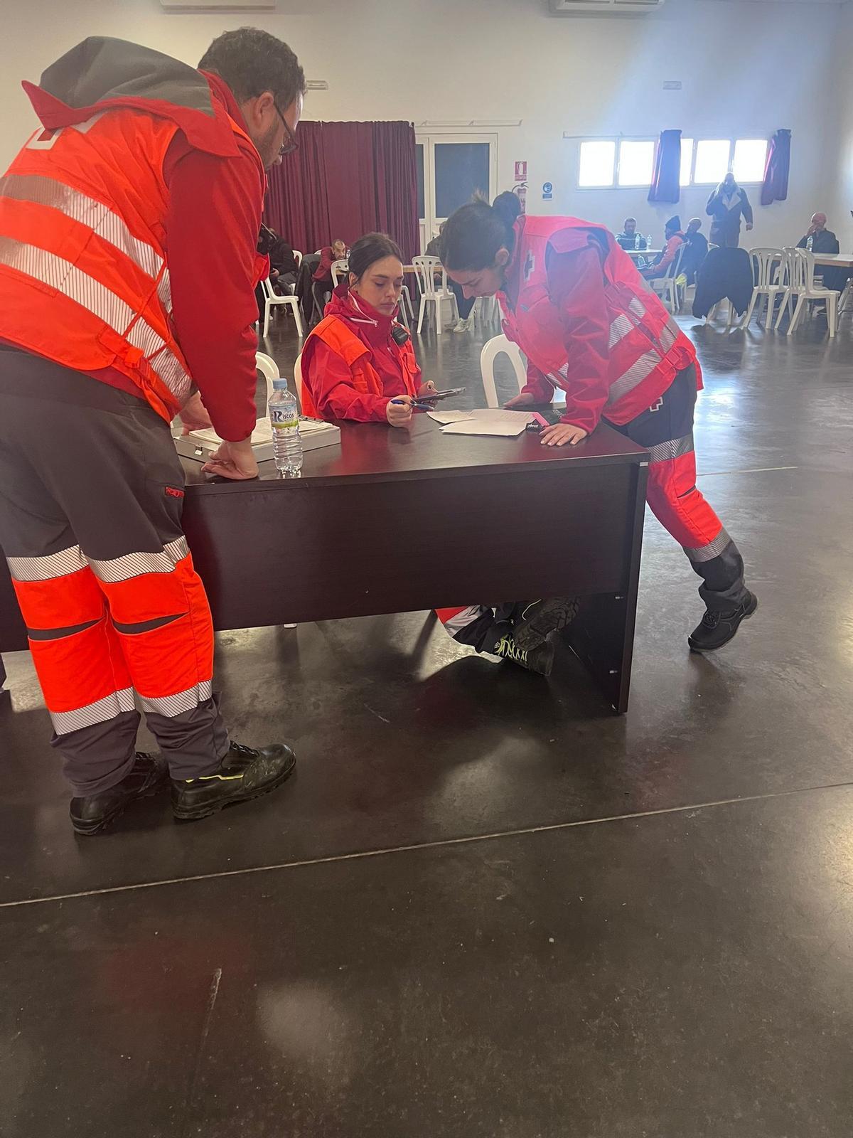 Imagen del dispositivo de Cruz Roja Extremadura en el edificio de usos múltiples de Gévora donde se han alojado a 32 personas.
