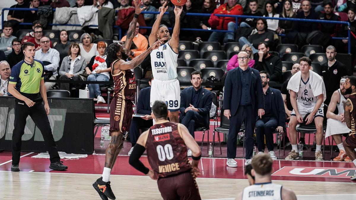 Diego Ocampo, al fons, observa un tir de tres punts de Plummer