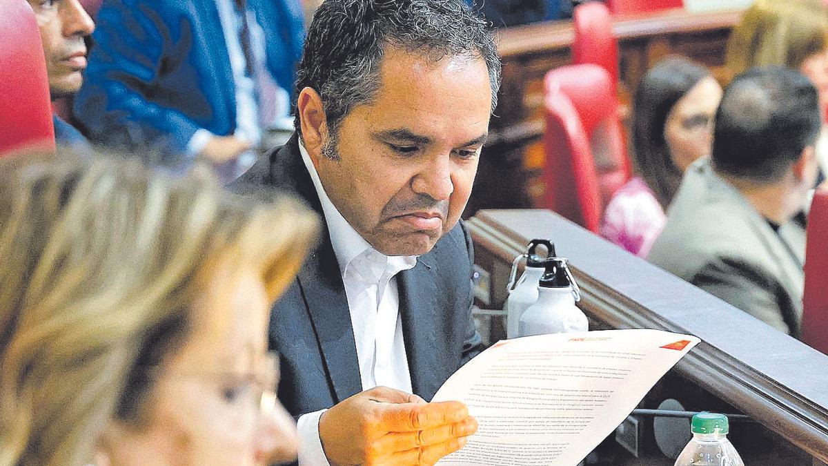 El diputado socialista Gustavo Santana ojea, ayer, una nota del PSOE.