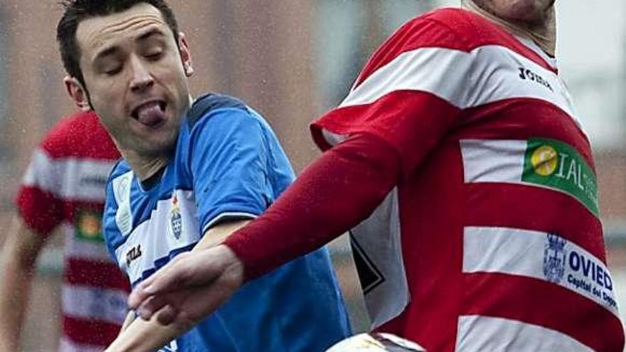 Luis pelea un balón con el jugador del Pumarín Alberto durante un partido.