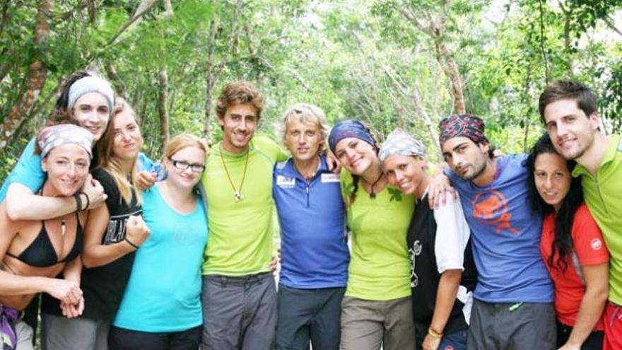 Jesús Calleja con los concursante del programa.