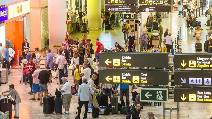 El aeropuerto se convierte en el cuarto de España en tener transporte público 24 horas