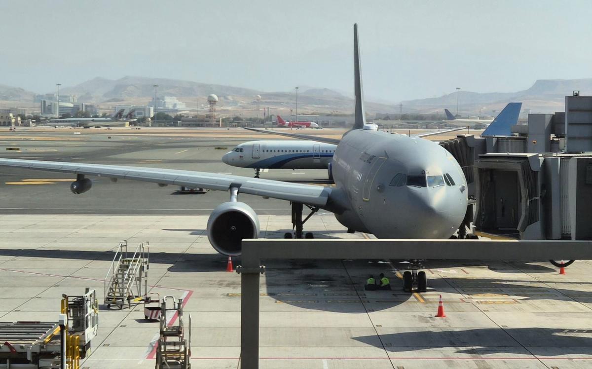 El avión militar en el que fueron evacuados los españoles vía Omán.