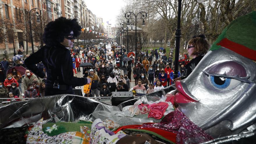Color, música y bailes: así ha sido el entierro de la sardina en Gijón