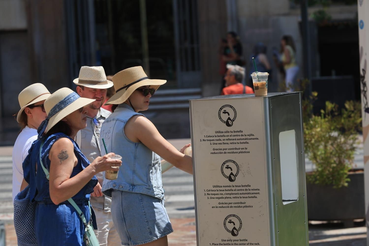Jornada de intenso calor en València: así se afronta en las calles del centro