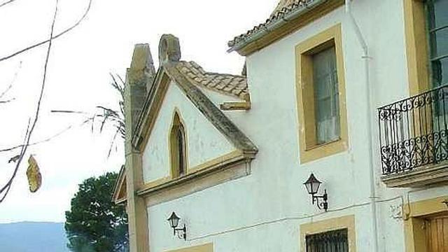 Sustraen el remate del tejado de la ermita del Nostre Senyor Robat