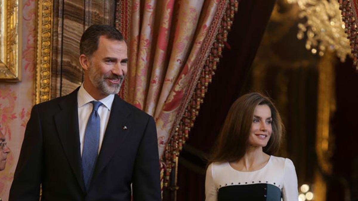 Letizia Ortiz con vestido tricolor junto al Rey Felipe VI