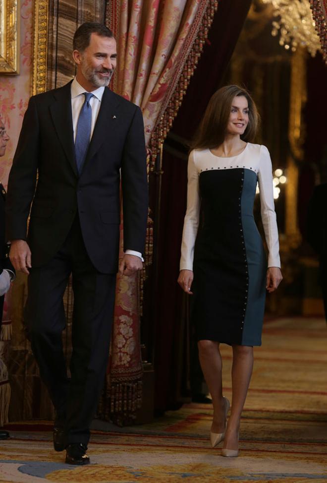 Letizia Ortiz con vestido tricolor junto al Rey Felipe VI