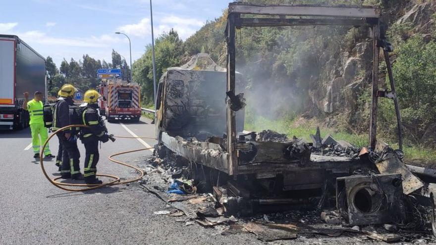 Bomberos y Emerxencias extinguen un fuego en un camión que ardió cuando circulaba por la tercera ronda