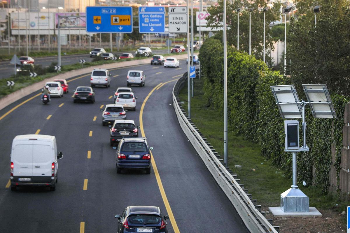 La DGT ya ha instalado el primer radar fijo de la Vía de Cintura de Palma: se encuentra en este punto de la Ma-20 La DGT ya ha instalado el primer radar fijo de la Vía de Cintura de Palma: se encuentra en este punto de la Ma-20