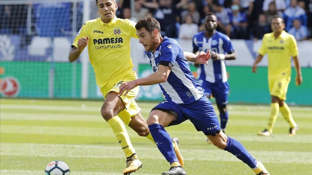 El centrocampista del Alavés Ibai Gómez disputa un balón en el partido ante el Villarreal