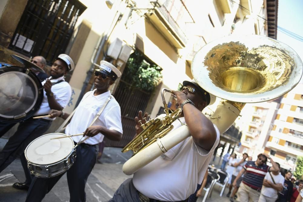 Pasacalles de la banda de Nueva Orleans Kinfok Brass Band