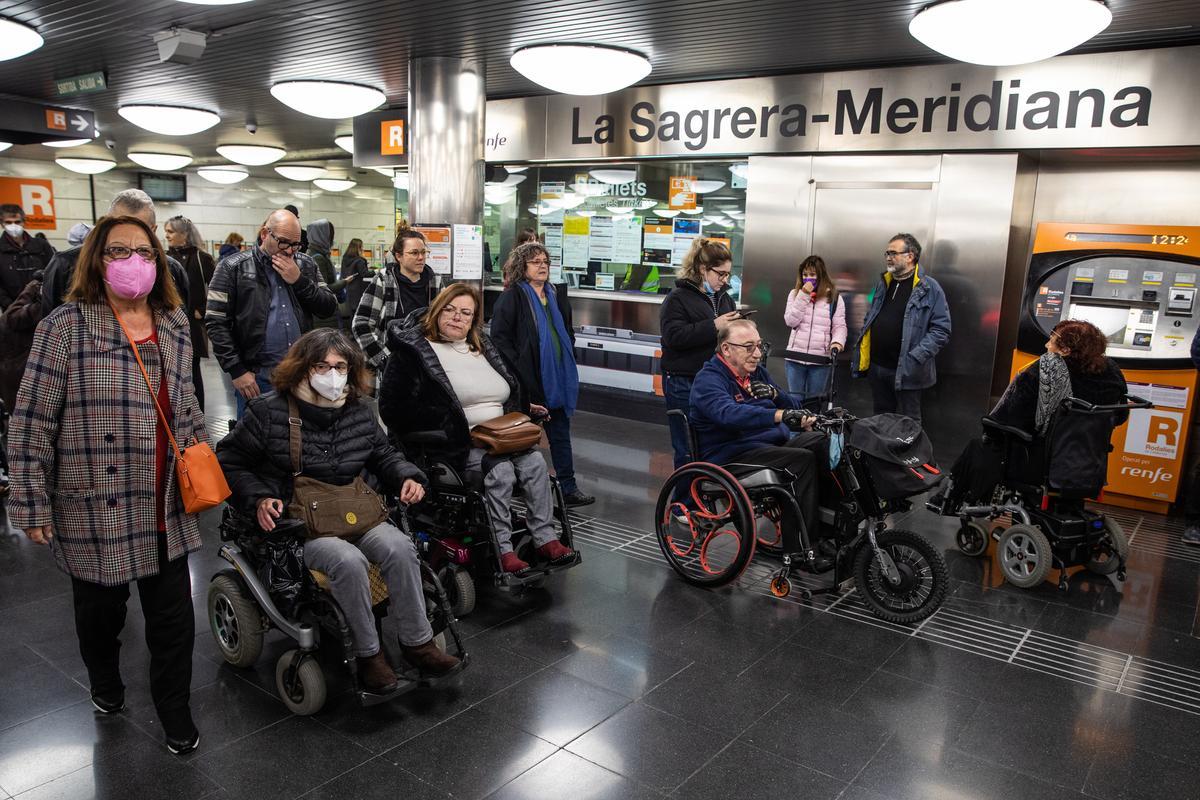 Personas con movilidad reducida piden mejoras en trenes, buses y estaciones para evitar accidentes y obstáculos en el acceso al transporte público