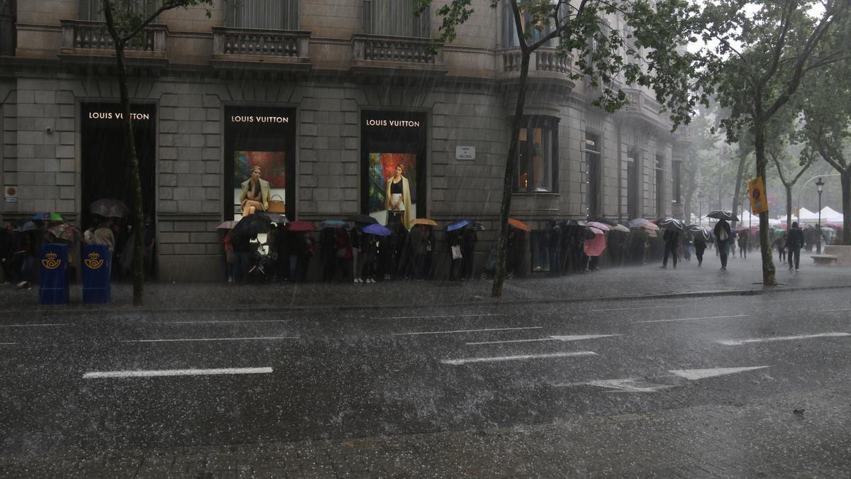 Una pedregada interromp la celebració del Sant Jordi al centre de Barcelona enmig de llargues cues