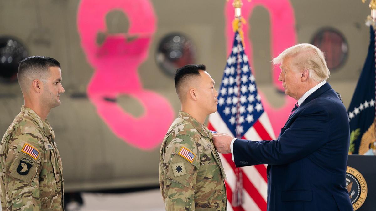 Donald Trump condecora a unos soldados en una base militar de California.