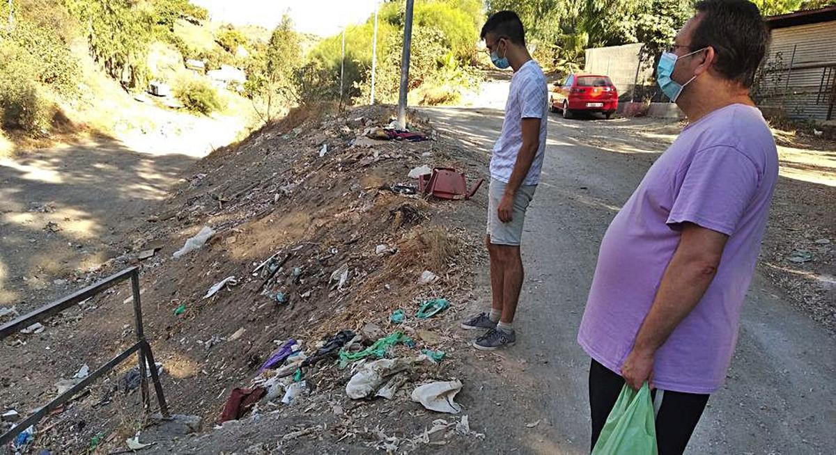 Basura con vistas a un arroyo   | A.V.