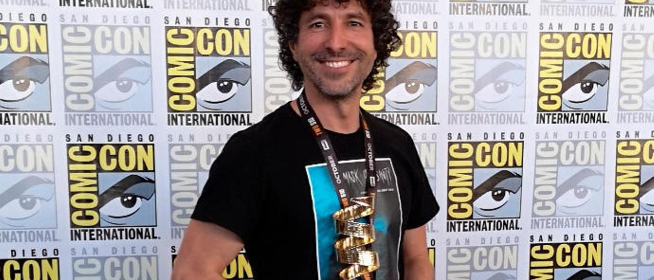 Fran Casanova con su premio en la Comic-Con de San Diego