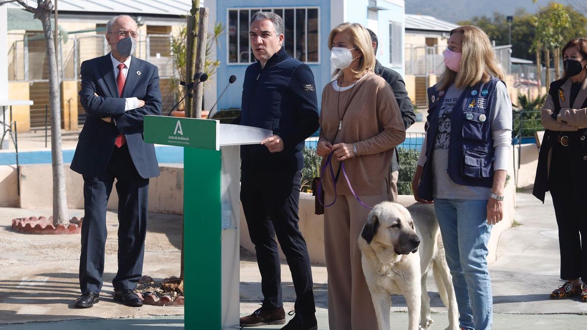 Elías Bendodo, en la Protectora de Animales acompañado por Francisco de la Torre.