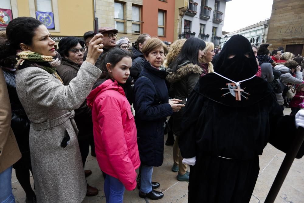 La lluvia obliga a dar la vuelta a la procesión ovetense del Santo Entierro