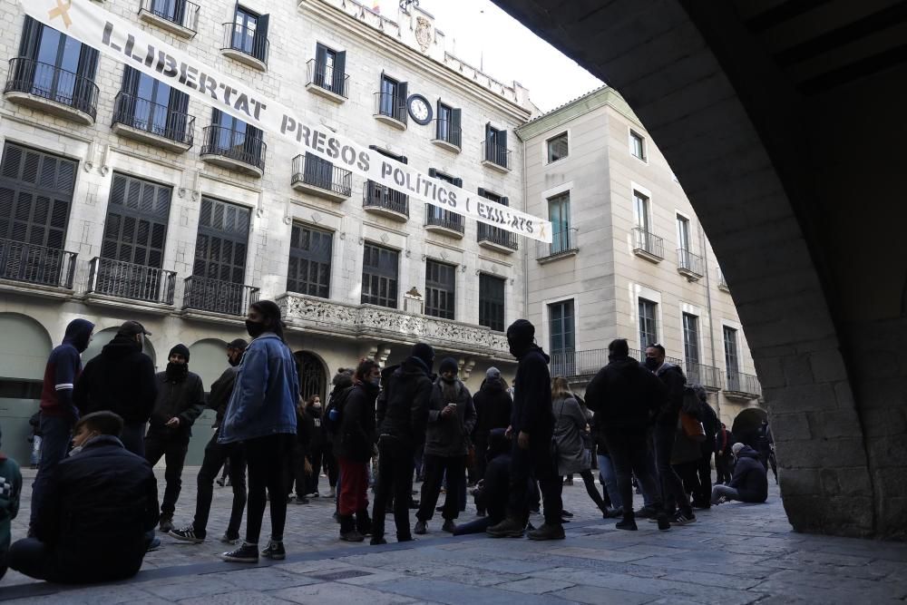 CDR i Vox es manifesten a la plaça del vi sense enfrontaments