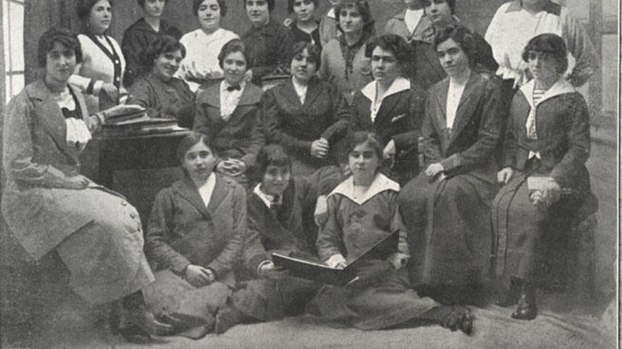Conjunto de alumnas del Internado Teresiano de Málaga en 1915.