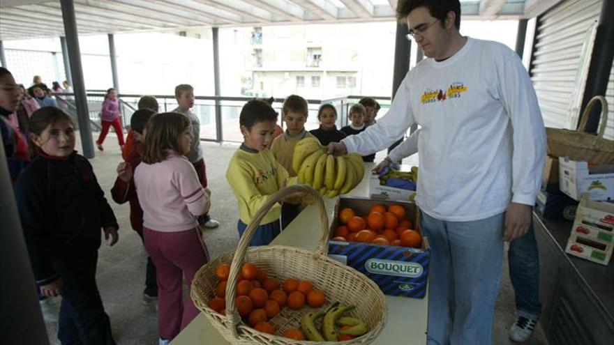 La campaña de reparto de fruta este curso prevé llegar a más de 62.000 alumnos