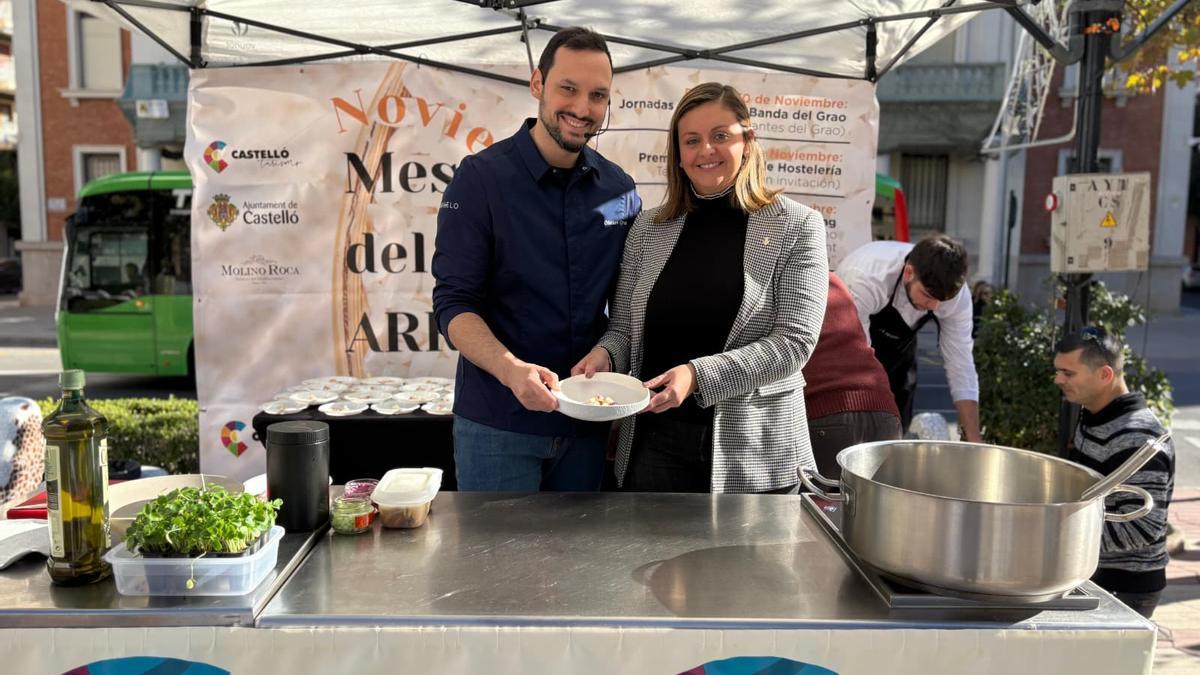 Granero y la concejala Miralles, en la plaza María Agustina.