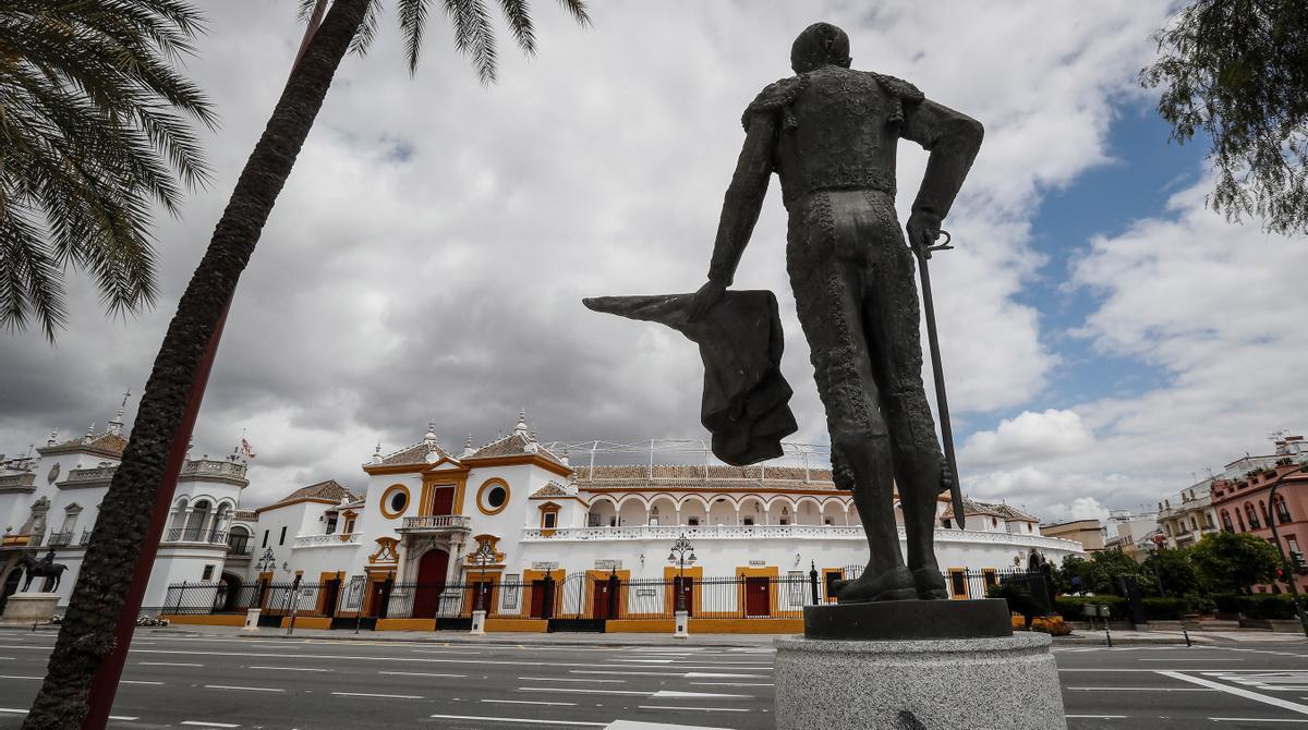 GRAFAND7526. SEVILLA, 20/04/2020.-Escultura del torero Pepe Luis Vázquez frente a la plaza de la Maestranza de Sevilla que este año no abrirá sus puertas para los espectáculos taurinos de la Feria de Abril debido a las medidas tomadas por la pandemia del coronavirus que ha echado por tierra todas las ilusiones del invierno de toreros y ganaderos y cortado la progresión de unos y otros en las primeras ferias de la temporada taurina y fundamentalmente en el primer gran hito del año suspendido, la Feria de Abril sevillana. EFE/ Jose Manuel Vidal