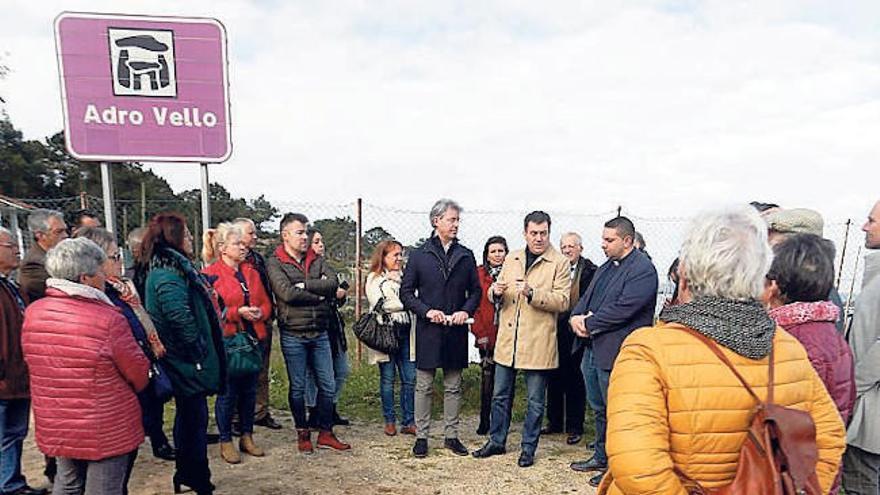 La visita del conselleiro a Adro Vello, el miércoles.  // FdV