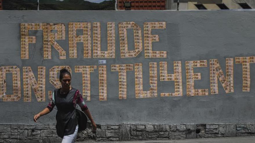 Mural en Caracas contra las elecciones de este domingo