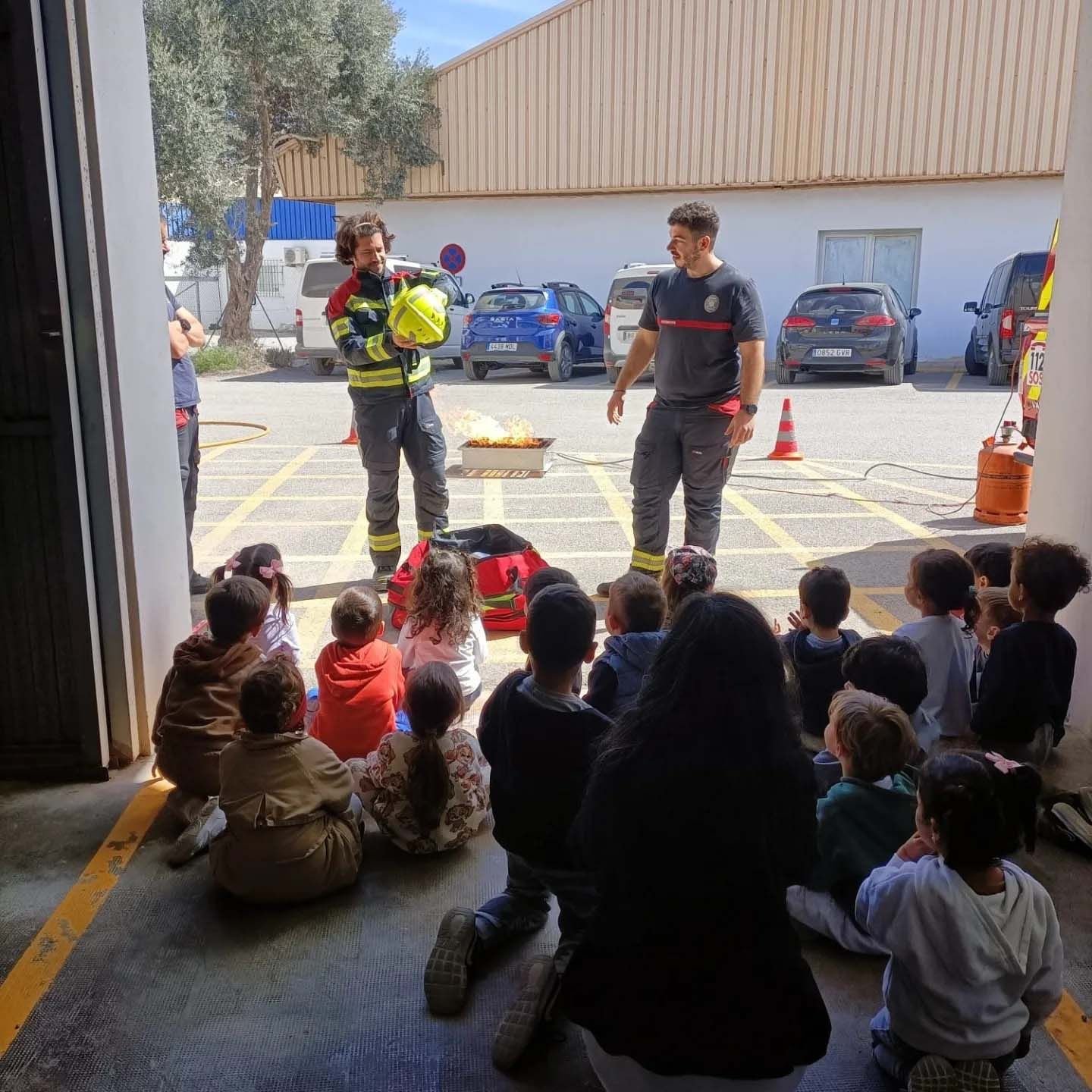 Galería: Bomberos por un día en los centros escolares de Formentera