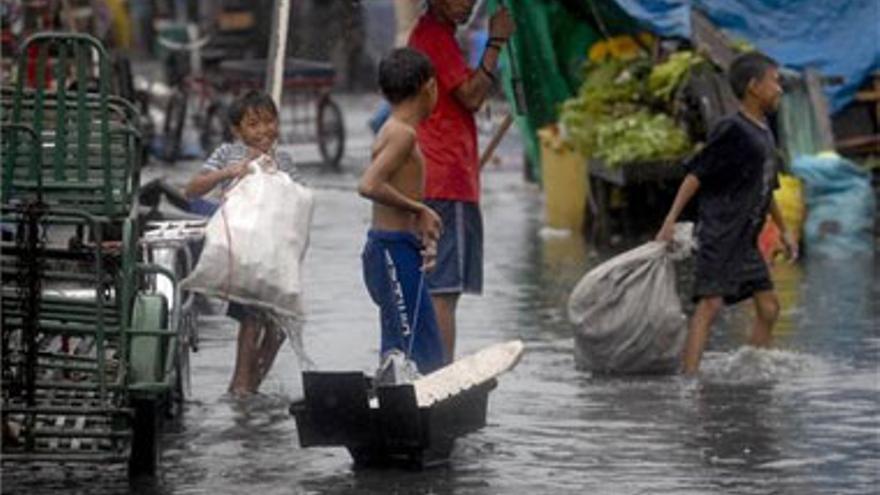 Al menos 155 muertos y cientos de desaparecidos en Filipinas a causa de un tifón