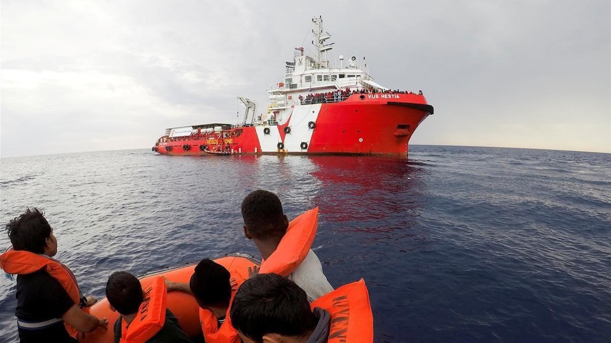 barco de save the children Vos Hestia migrants rescued by  save the children  ngo cre171023213720