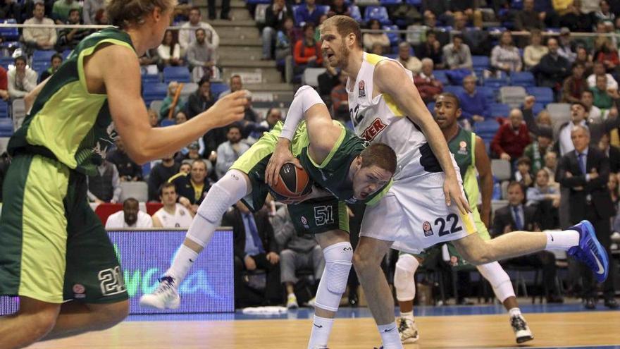 El pívot serbio de Unicaja Vladimir Stimac (c) intenta superar al pivot croata del Fenerbahce Ulker, Luka Zoric (d).