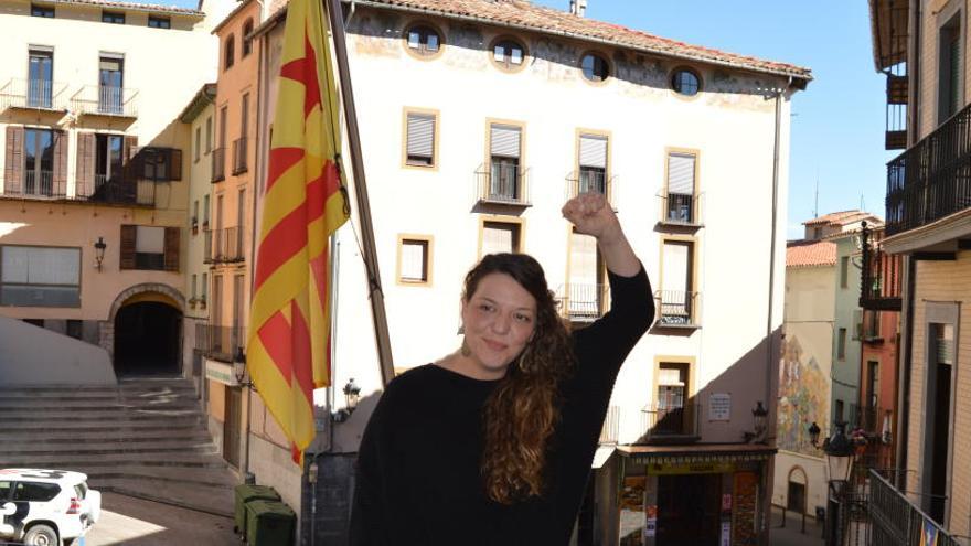 Montse Venturós amb el puny enlaire davant de l´estelada objecte de la discòrdia al balcó consistorial aquest dimecres.